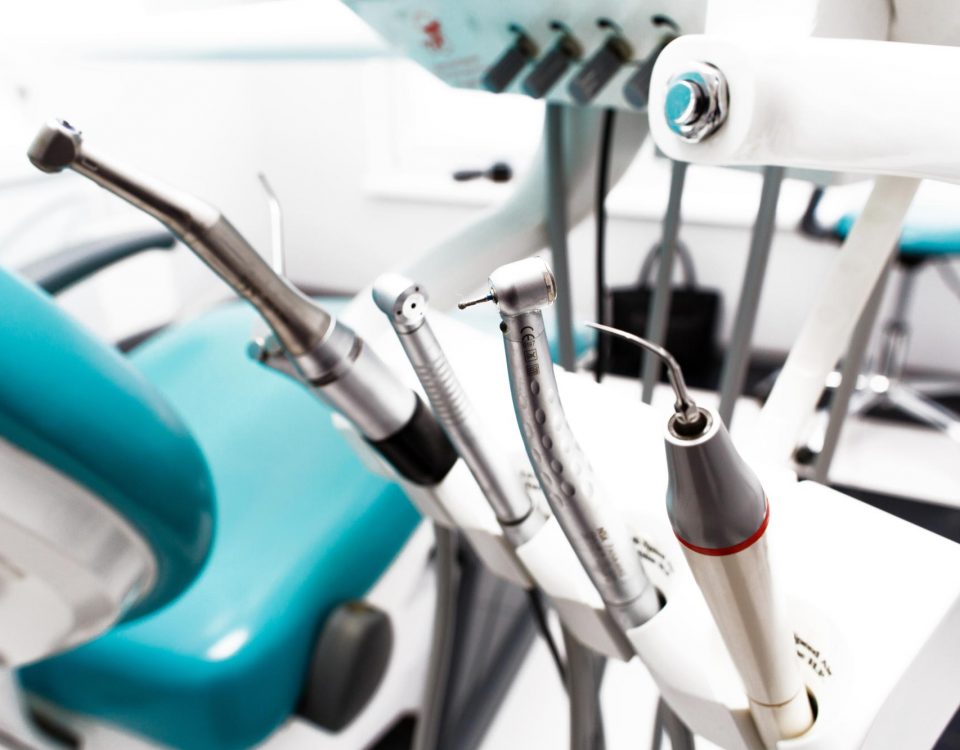 parowa steryzlizacja i oczyszczanie narzędzi stomatologicznych w gabinecie Dentysty